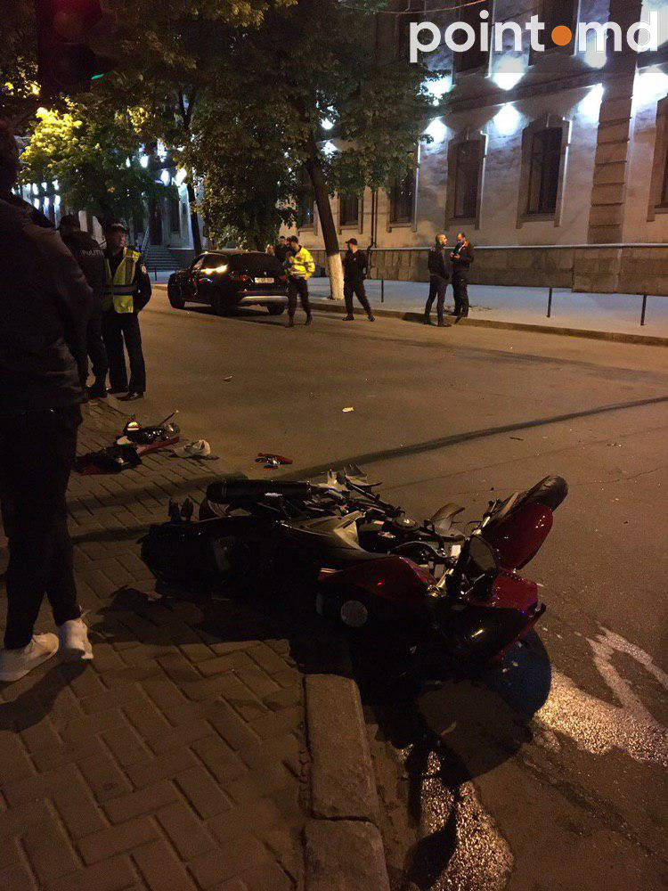 В центре Кишинева мотоциклист попал в ДТП
