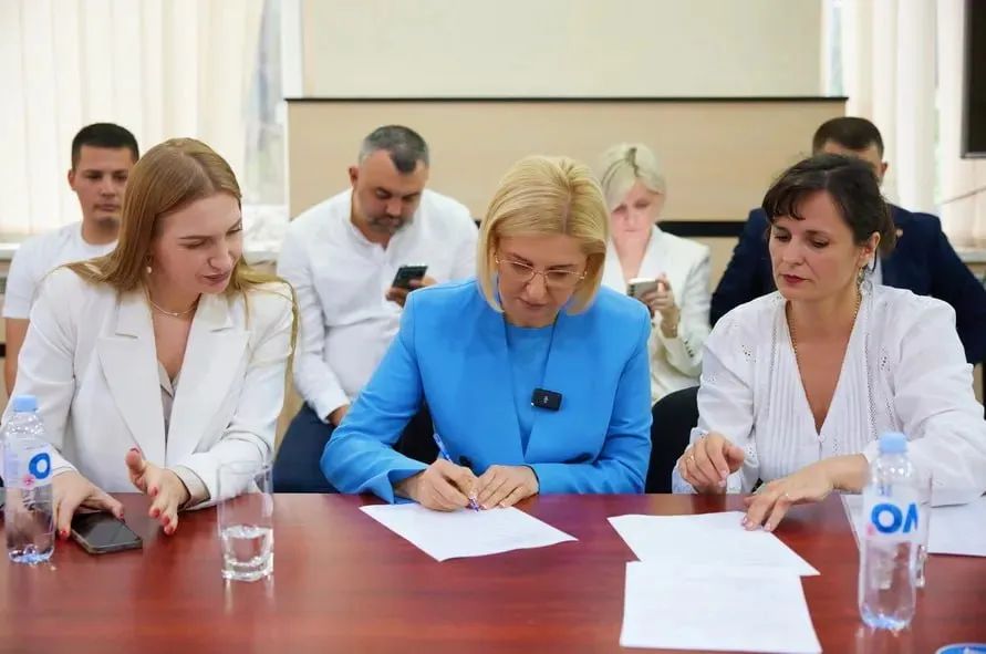 Irina Vlah a depus la CEC 25.000 de semnături: Primul pas a fost făcut