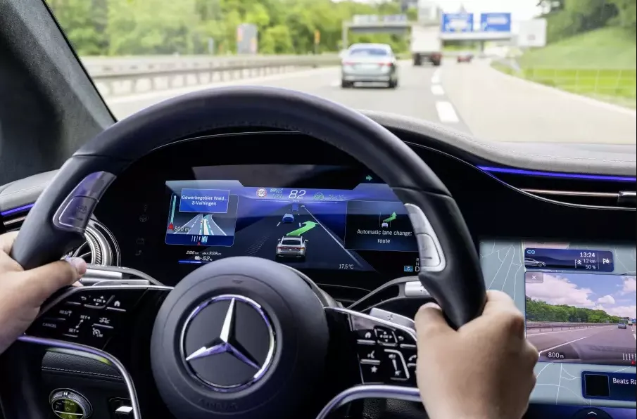 Автомобили Mercedes-Benz научатся автоматически менять полосу движения