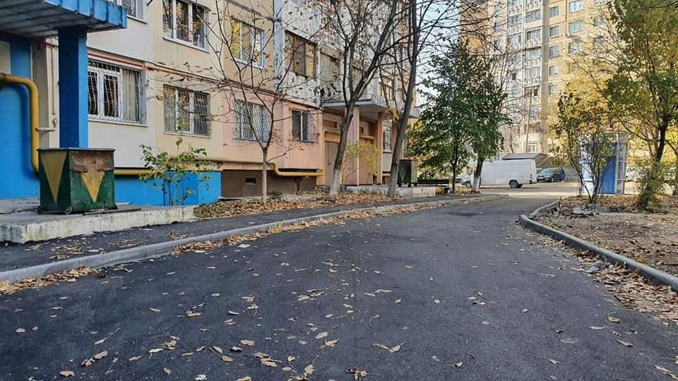 В Кишиневе продолжается благоустройство дворов жилых домов