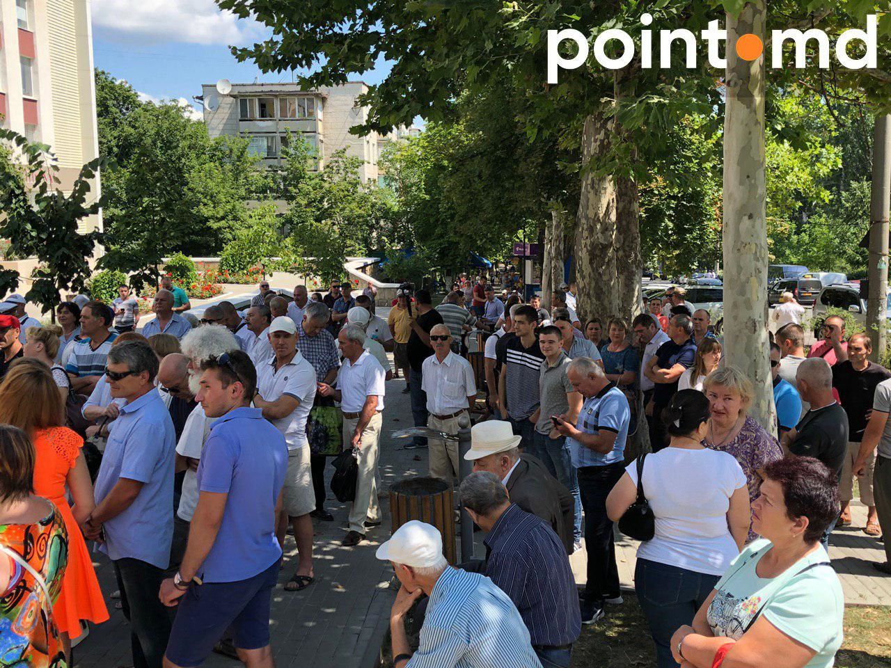 АП рассматривает дело Петика: перед зданием собрались протестующие