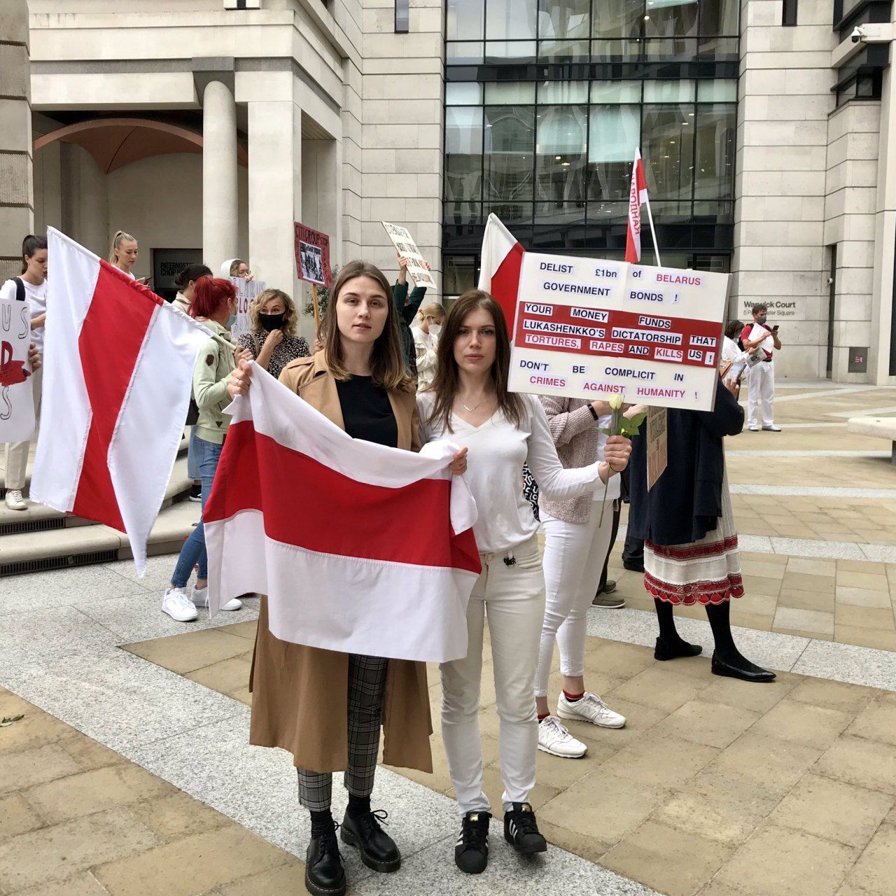 В Лондоне прошла акция с требованием прекратить торговлю облигациями Белоруссии