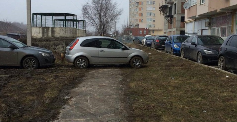 Столичный водитель припарковал автомобиль поперек пешеходного тротуара