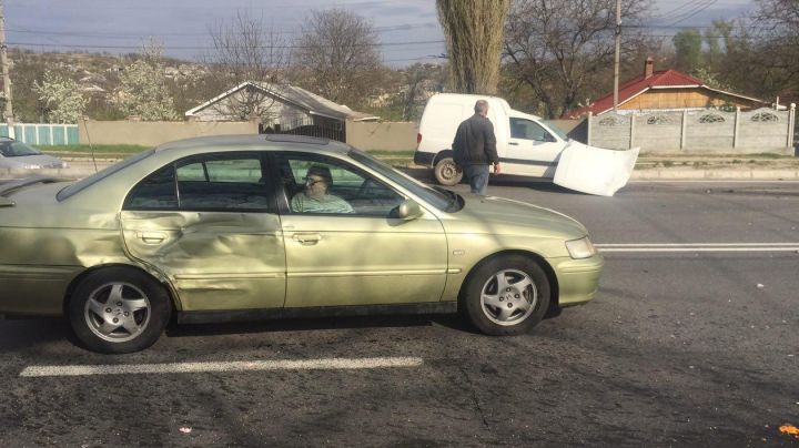 Accident grav lângă Peresecina, cu implicarea unui microbuz de rută: Două persoane, rănite