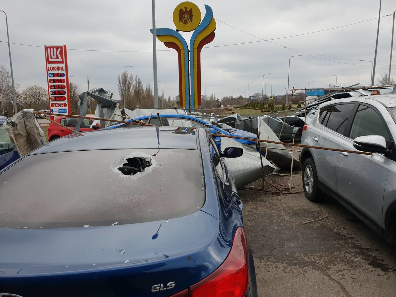 В Кишиневе ветер сорвал крышу с автозаправки и повредил автомобили