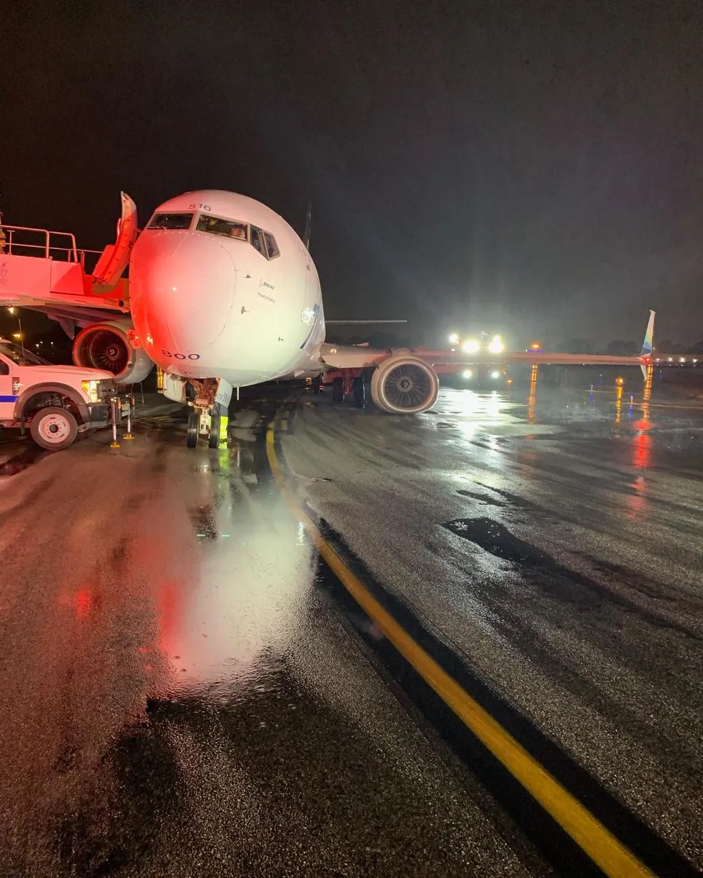 Самолет Alaska Airlines приземлился со сломанным шасси во время шторма