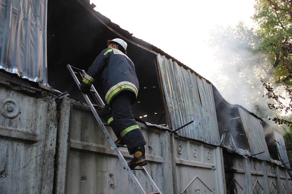 Incendiu de proporții la Ciocana. Şapte automobile au fost mistuite de flăcări