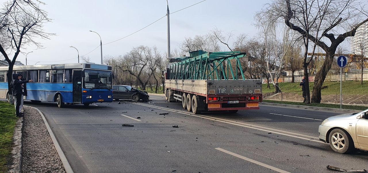 В Кишиневе при ДТП два автомобиля получили серьезные повреждения