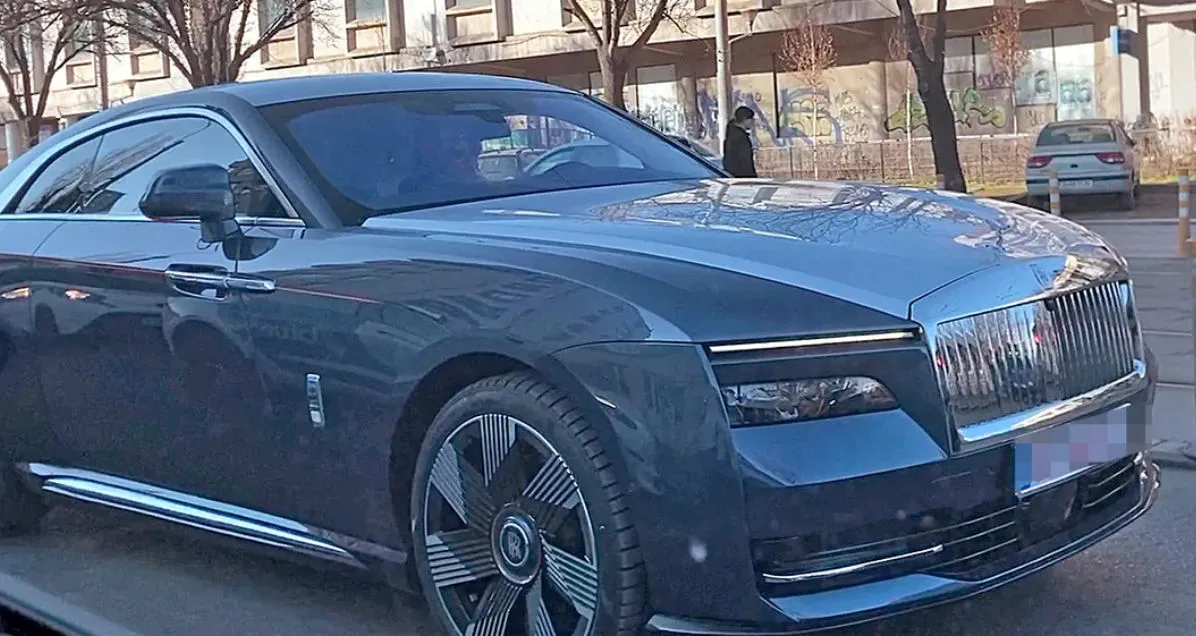 СМИ: Бизнесвумен из Молдовы ездит по Бухаресту на Rolls-Royce за €770 000