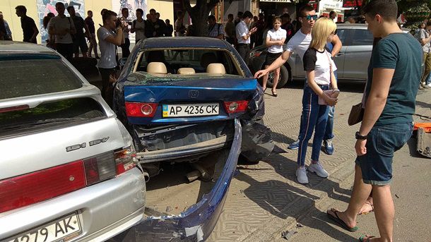 В Запорожье столкнулись десять авто и автобус