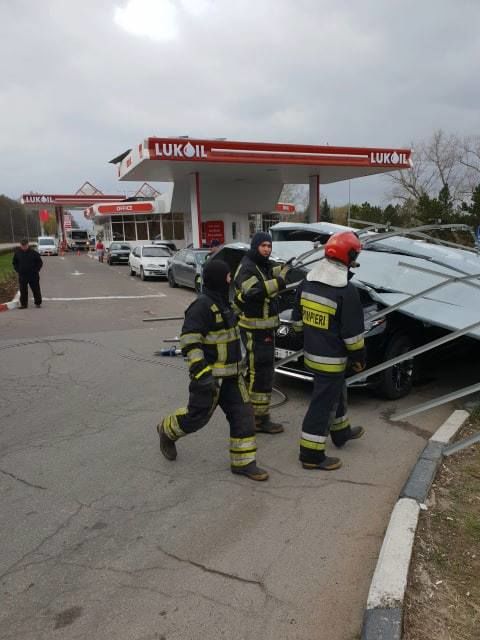 Пожарные разблокировали автомобили, на которые упала крыша АЗС