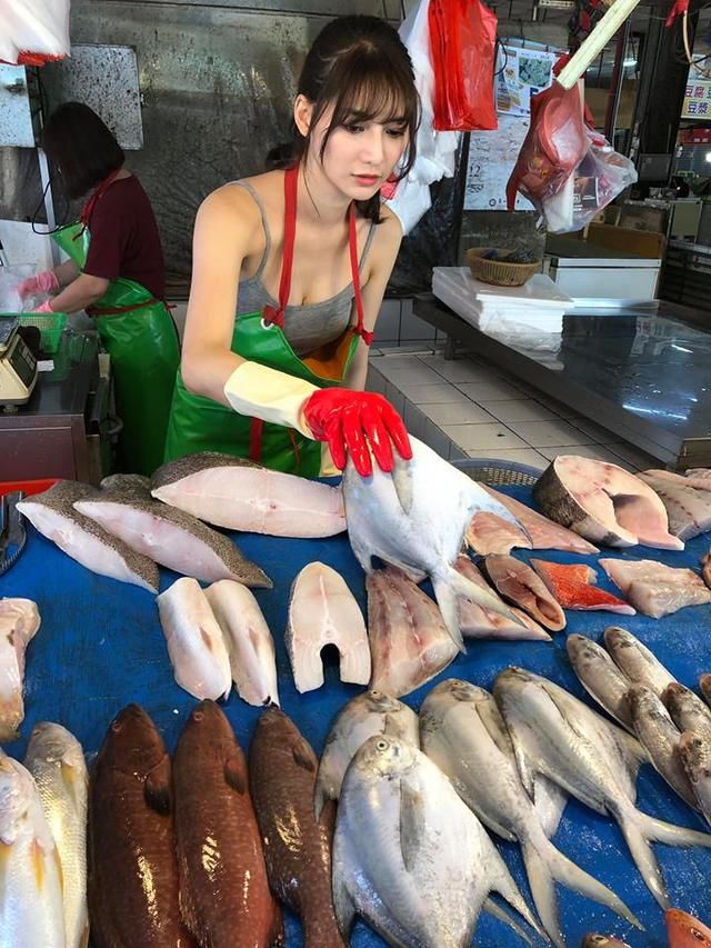В Тайване модель вышла на рынок продавать рыбу и стала звездой