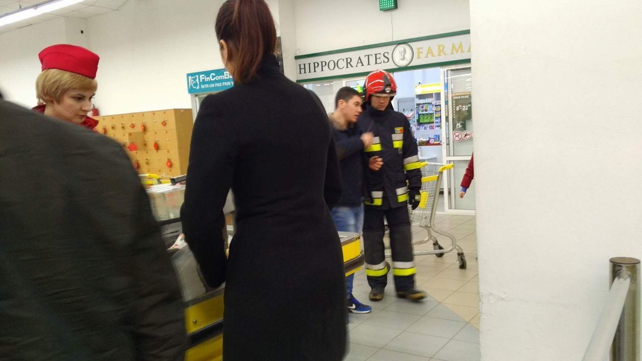 Alertă de incendiu la hipermarketul Velmart din Chișinău