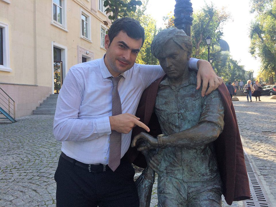 Fotografii amuzante la monumentul îndrăgostiților din Chișinău. „Mi-am adus tigaia de-acasă”