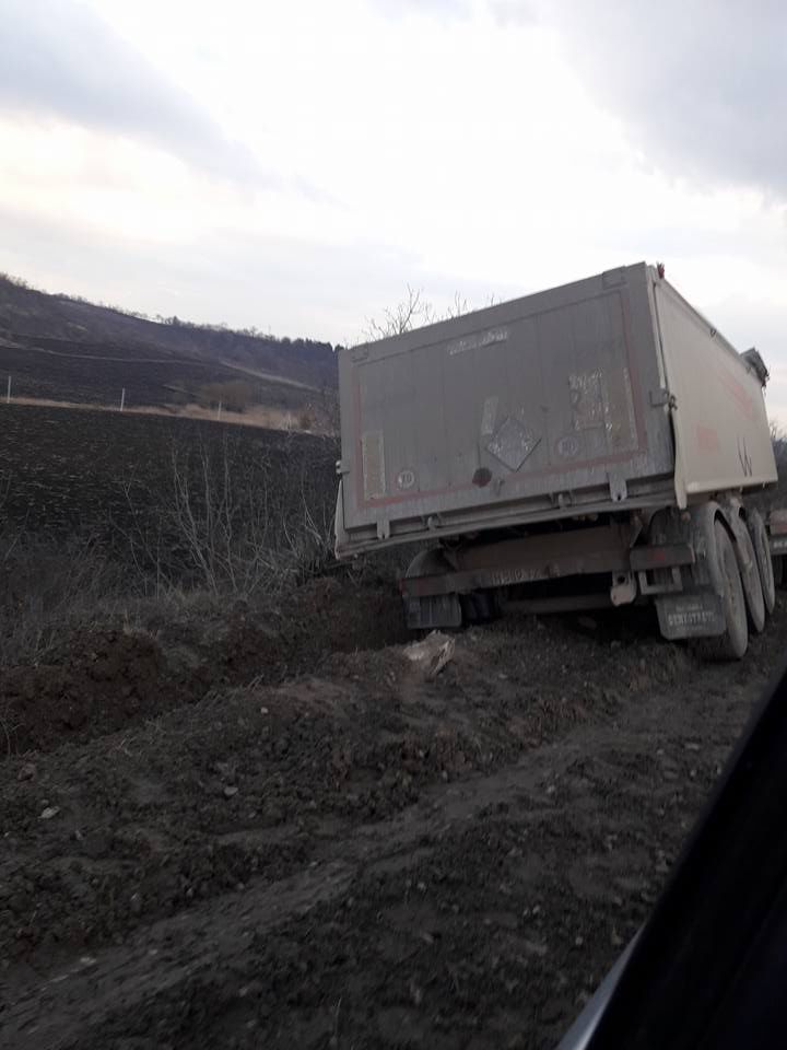 В Гратиештах грузовой автомобиль вылетел в кювет