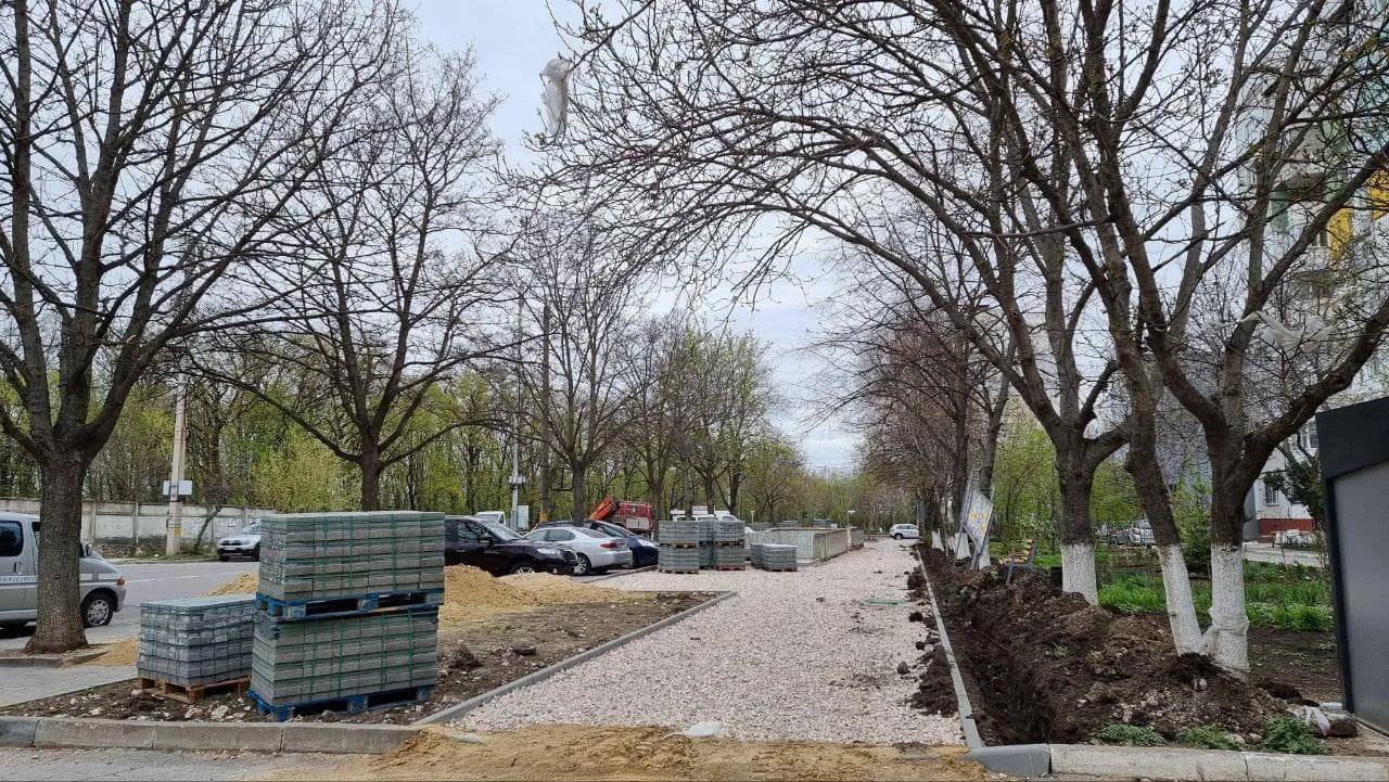 На аллее на ул. М. Садовяну укладывается плитка