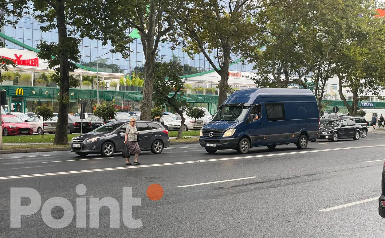 В Кишиневе убрали пешеходный переход, но люди по привычке переходят проезжую часть