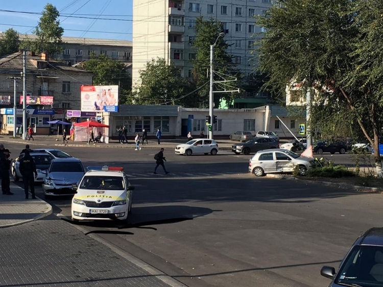 В Кишиневе водитель легковушки снес светофор