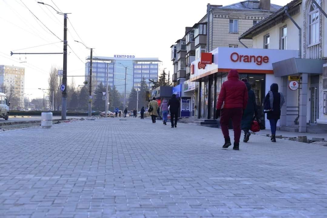 Близится к завершению ремонт тротуара на улице Каля Ешилор