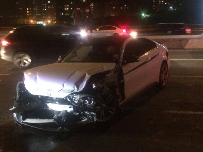 В Кишиневе BMW влетел в рекламное панно