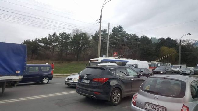 В Кишиневе из-за обрыва троллейбусных линий образовалась пробка