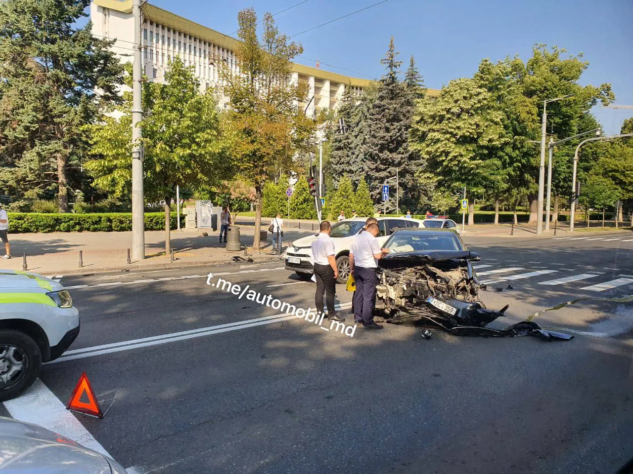 В центре Кишинева произошло ДТП: автомобиль врезался в светофор