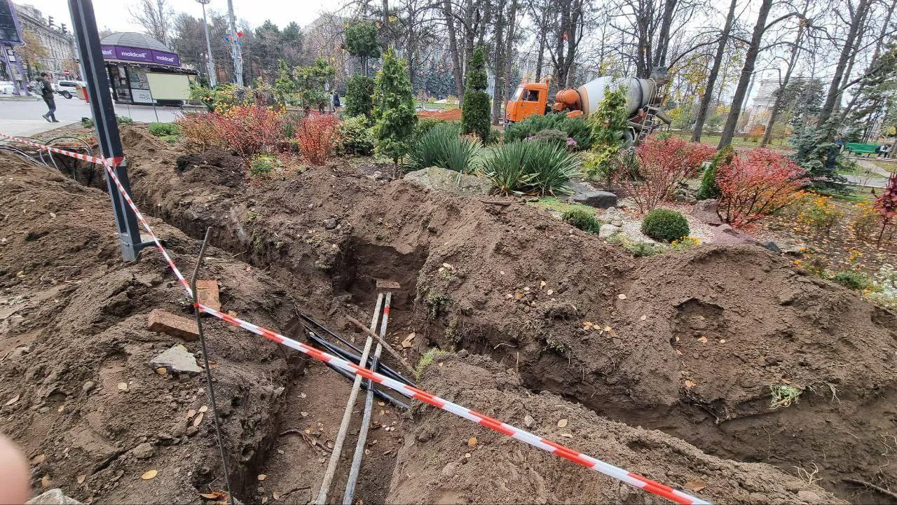 Продолжаются работы по восстановлению сквера у Кафедрального собора в Кишиневе