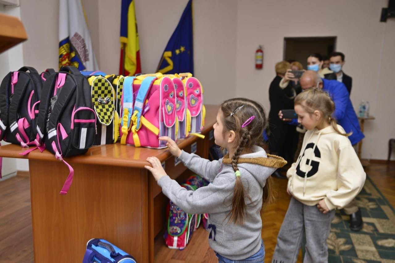 В школах детям раздают. Школьники Украины. Рюкзаки в школу в Молдове. Ученики беженцы. Мероприятия со школьниками о на Украине.