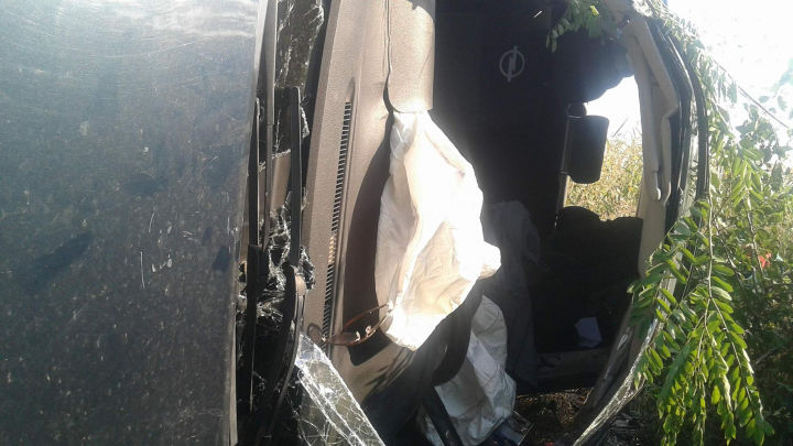 Accident pe traseul Chişinău-Leuşeni. O maşină s-a răsturnat, ambulanţa la faţa locului