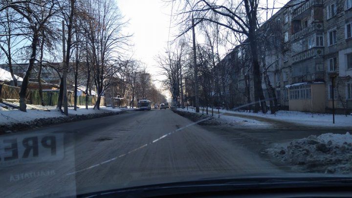 Прорыв трубы превратил столичную улицу в каток