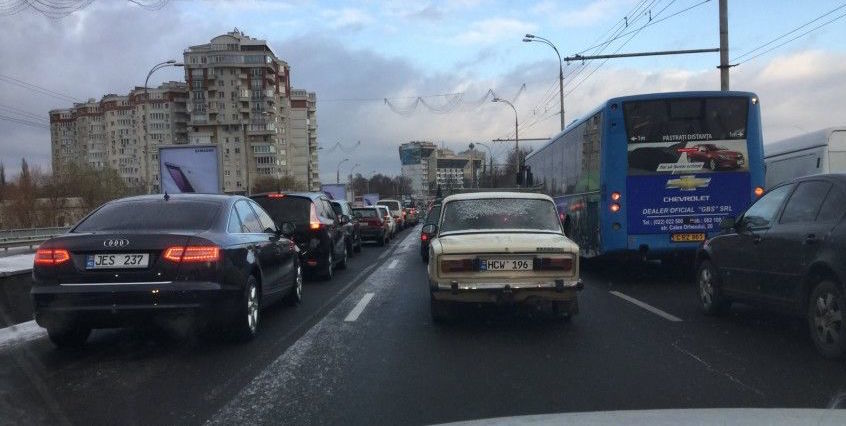 Утро многих столичных автолюбителей началось с пробок
