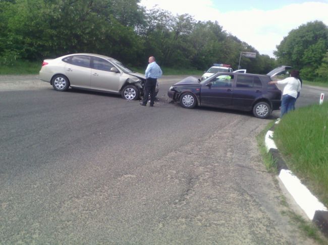 Grav accident pe traseul Nisporeni-Chisinau. Doua masini s-au tamponat violent intr-un sens giratoriu