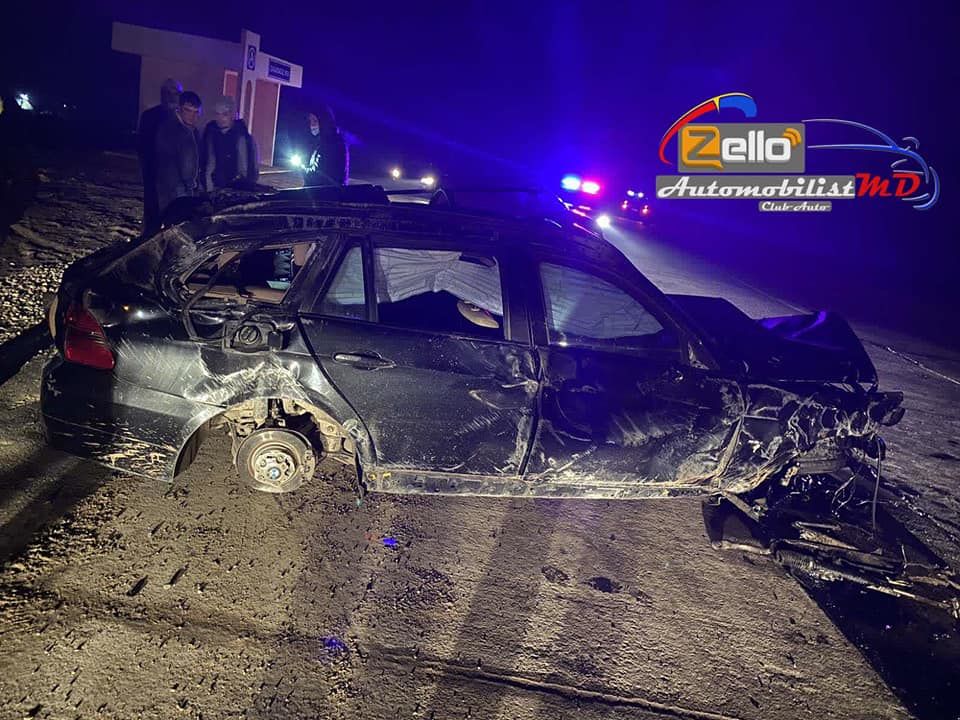 Водитель BMW попал в серьезную аварию, превратив машину в груду металла