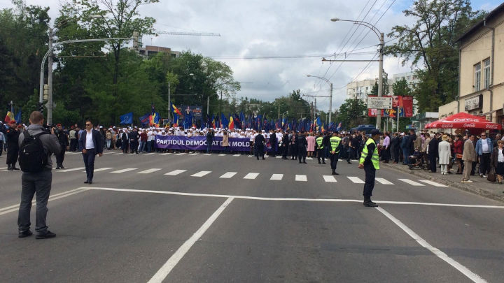 Mii de oameni, în marş spre centrul Capitalei de Ziua Victoriei şi Ziua Europei