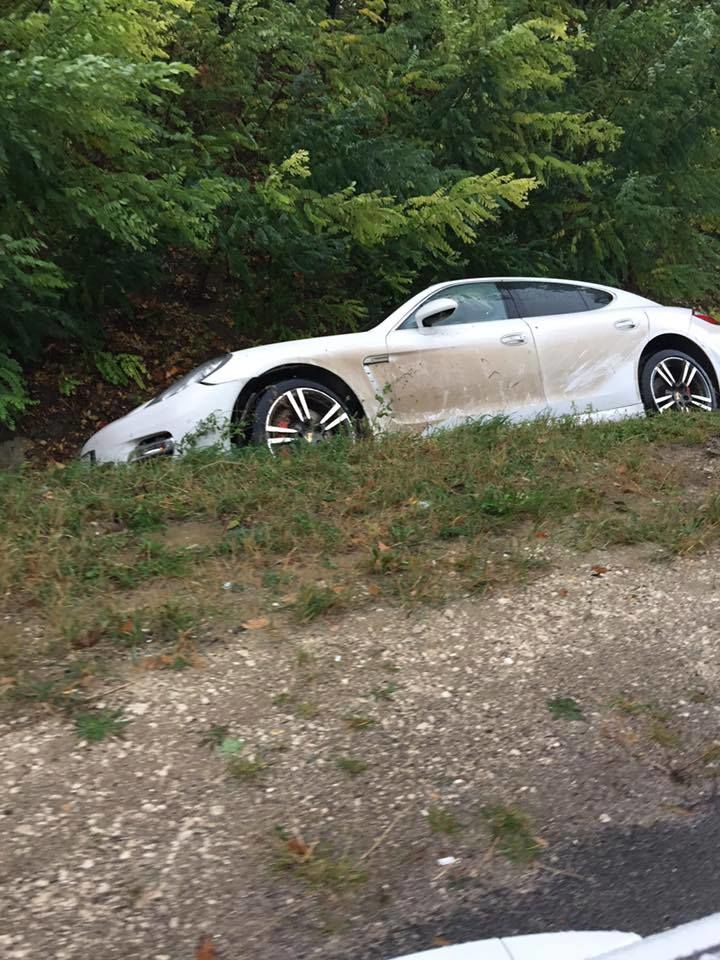 Porsche с российскими номерами вылетел в кювет на трассе Кишинев-Хынчешты