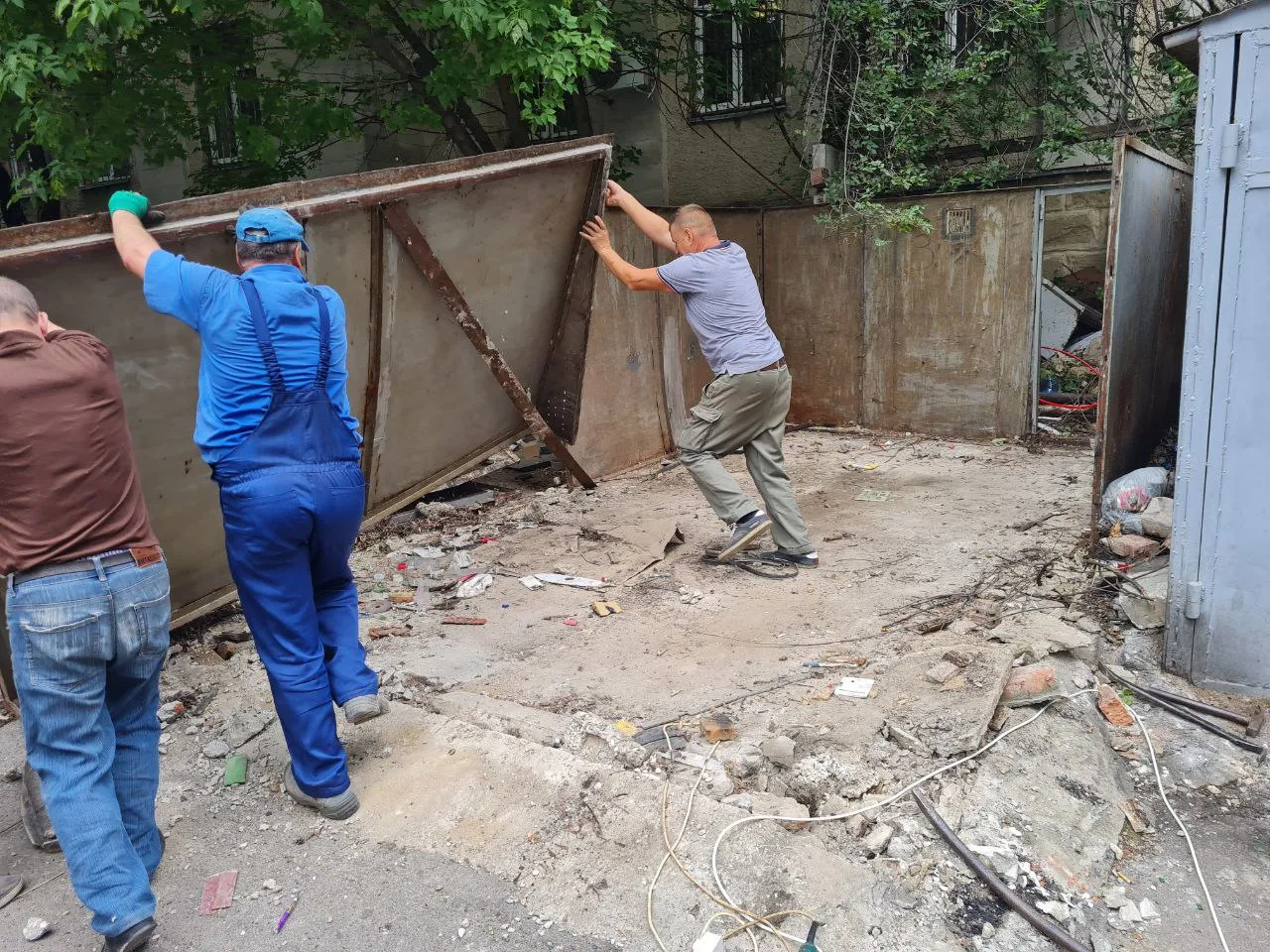 В Кишиневе демонтировали три металлических гаража: были установлены незаконно