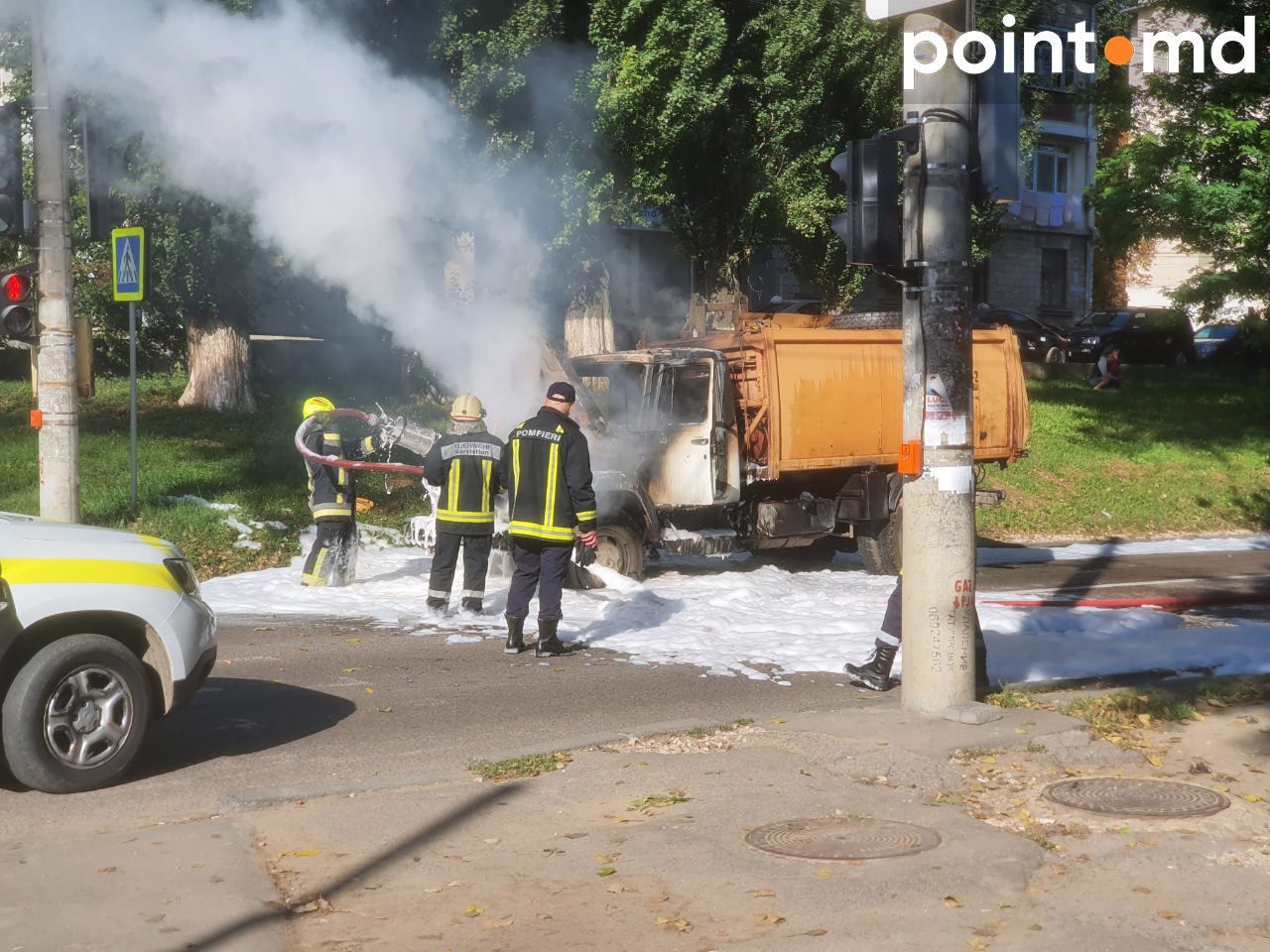 На столичной улице загорелся мусоровоз: пожарные быстро потушили пламя