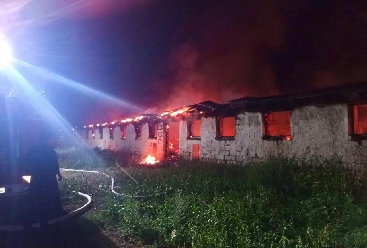 Incendiu puternic într-o gospodărie din Râșcani: 300 de animale, salvate de pompieri