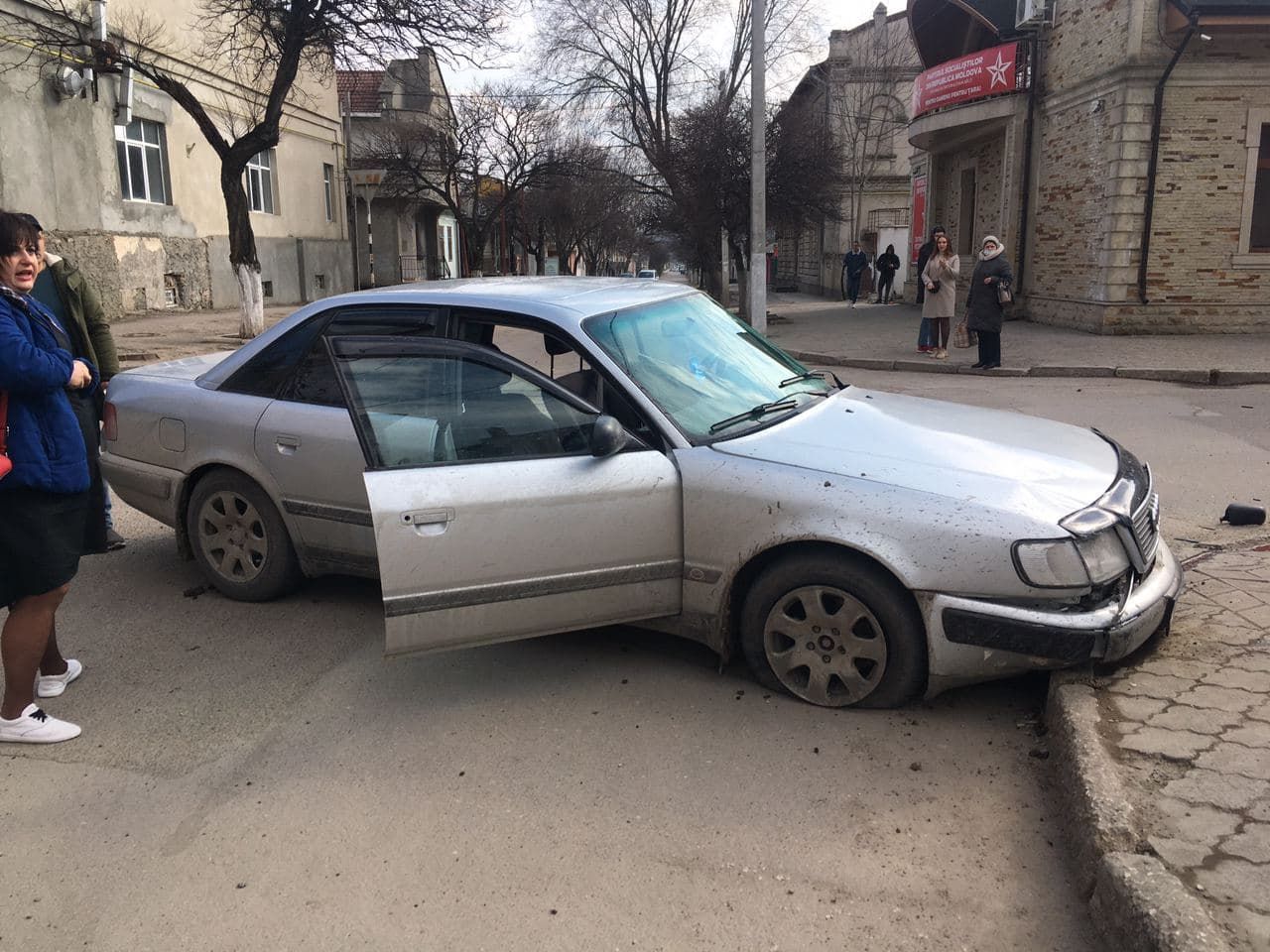 В Бельцах водитель Mercedes протаранил авто с семьей и скрылся