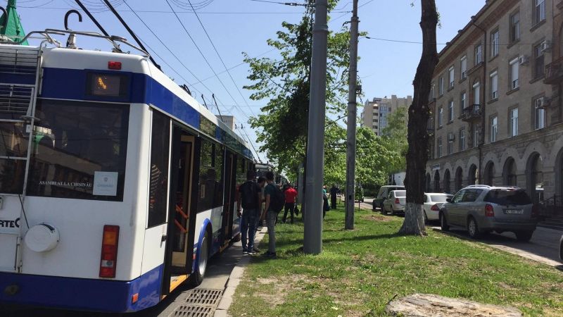 Pană de curent în centrul Capitalei: Mai multe troleibuze, nevoite să staționeze