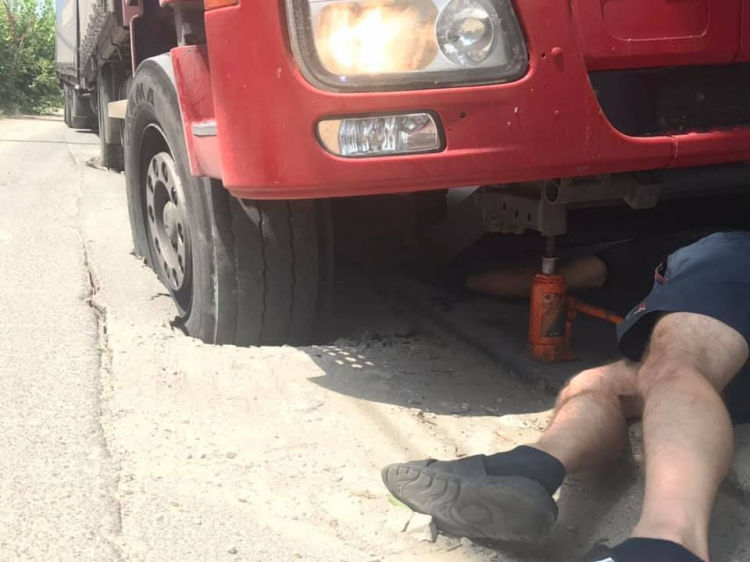 В Кишиневе грузовик провалился одним колесом под асфальт