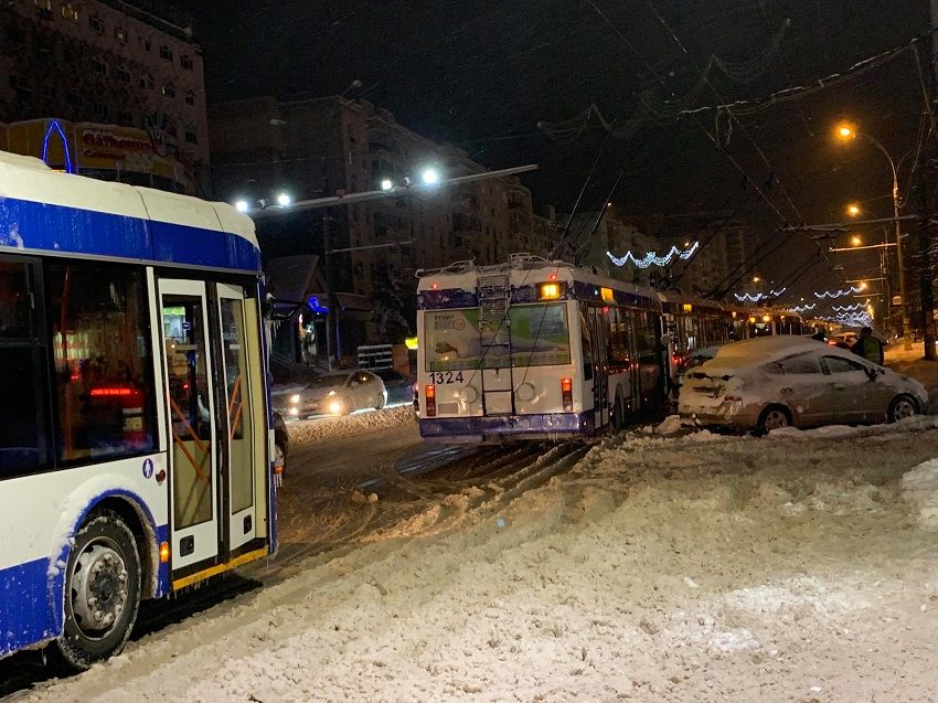 В столице неверно припаркованное авто заблокировало движение троллейбусов