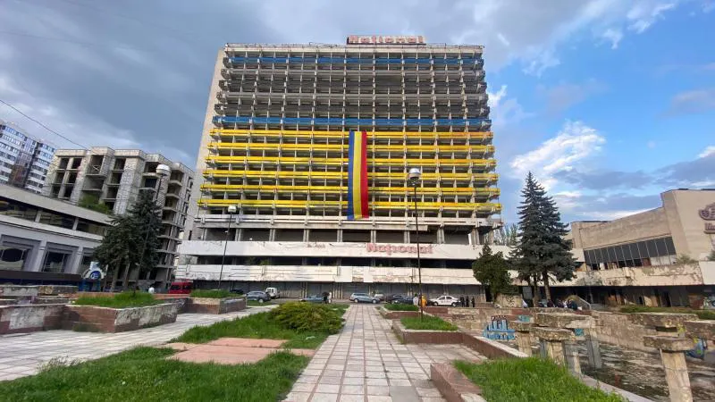 После украинского флага и георгиевской ленты на Național вывесили триколор