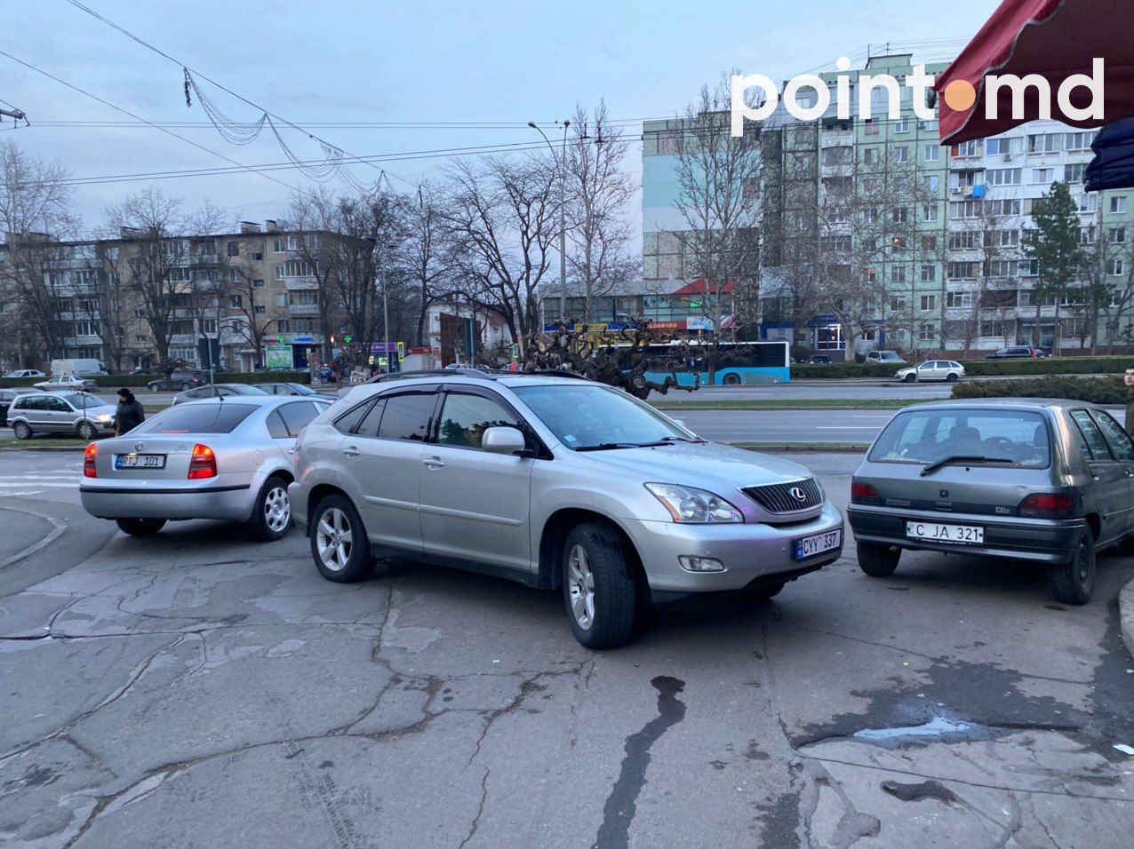 Водитель припарковал автомобиль у рынка, перегородив движение