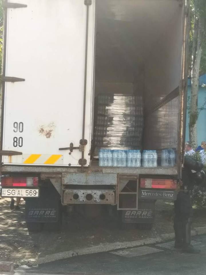 Manifestanții au plecat, gunoiul a rămas. Sticle și pancarte aruncate pe jos de susținătorii votului mixt