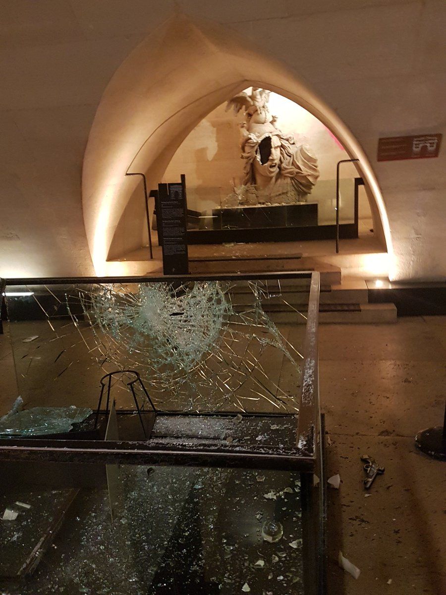 В Париже "желтые жилеты" разгромили Триумфальную Арку