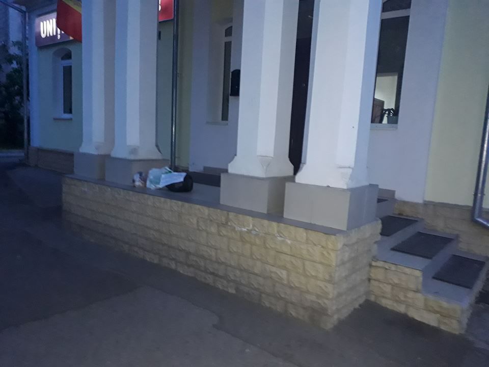 Жители Кишинева привозят мусор к офису Либеральной партии