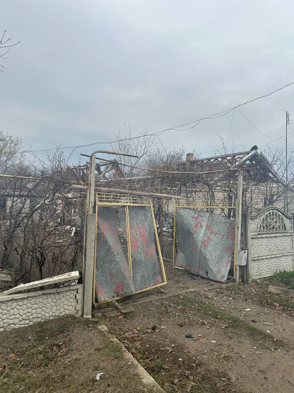 В результате обстрела села в Запорожской области пострадали одиннадцать человек