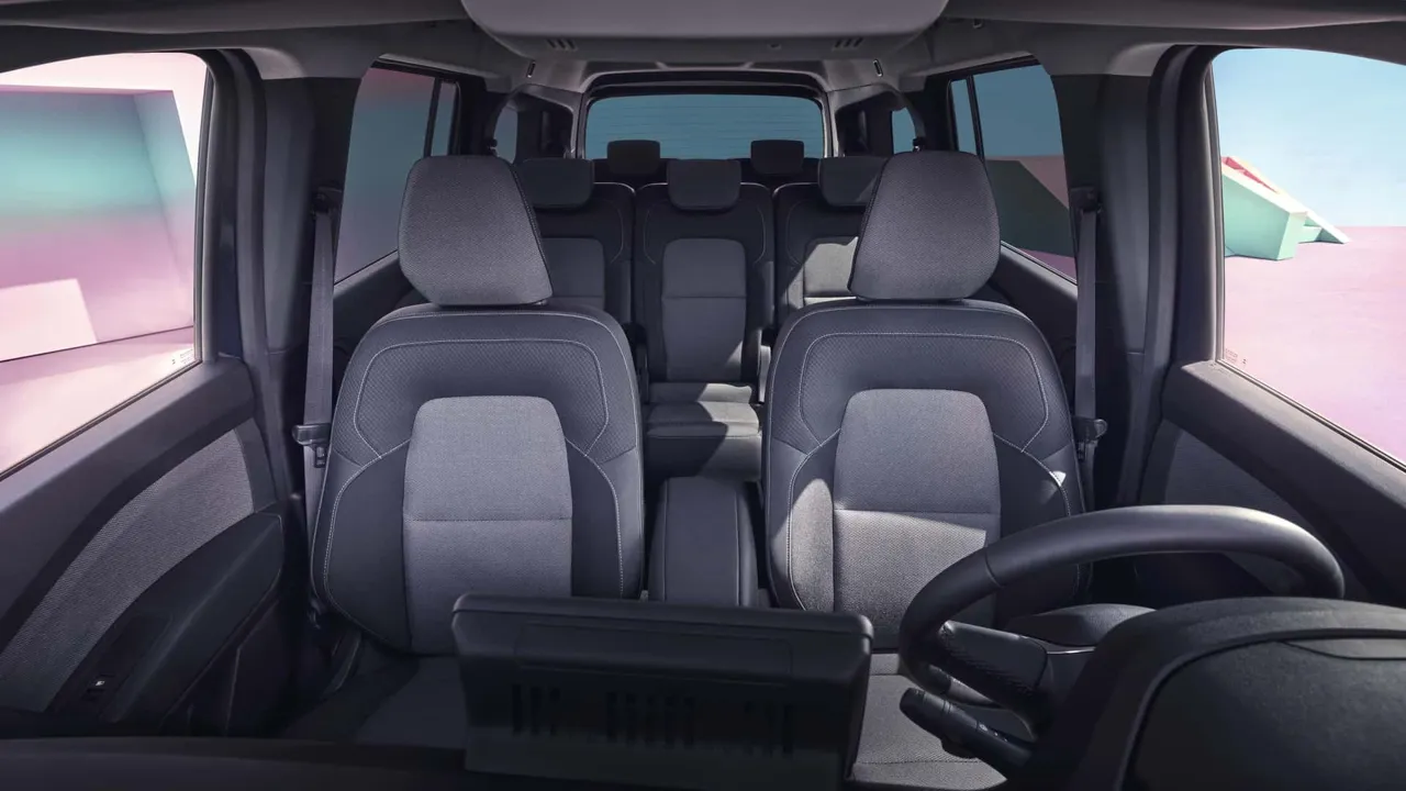 Новый Renault Grand Kangoo получил 7 мест и электрическую версию