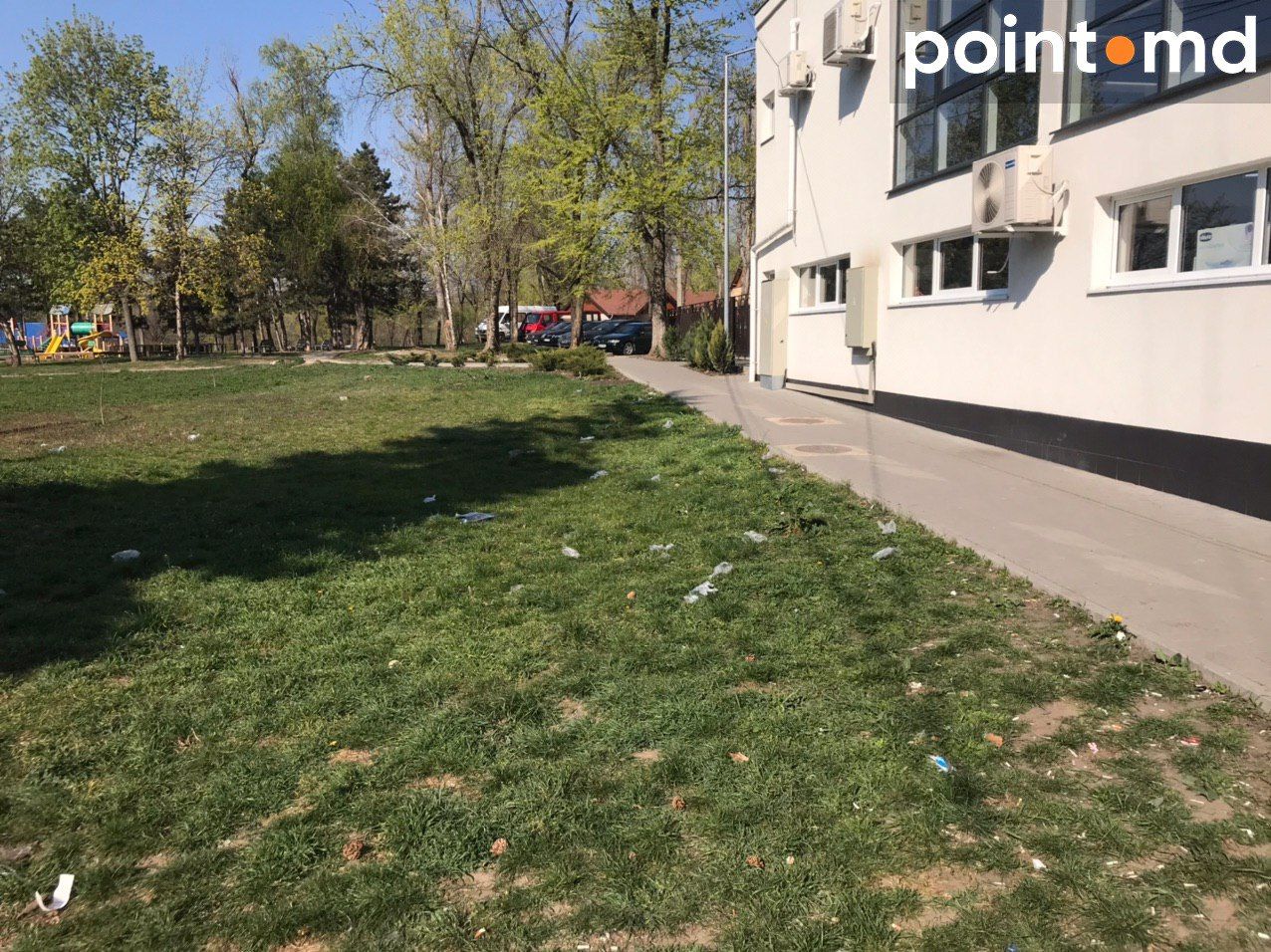 В Кишиневе покупатели, выходя из супермаркетов, бросают одноразовые перчатки на землю